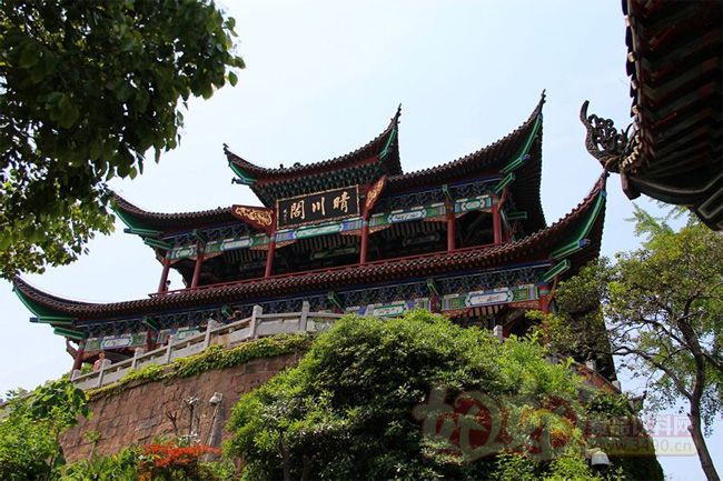 阁位于湖北省武汉市汉阳区,是武汉地区唯一一处临江而立的名胜古迹