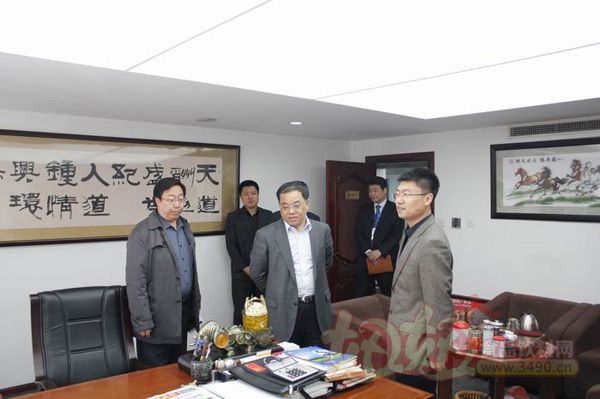 2014年4月8日上午,长海县县委书记汤方栋、县委办公室主任高允德、县海洋渔业局常务副局长刘成德等莅临我司指导工作。 会上,大连环岛食品集团总裁王振东向县委领导汇报了环岛食品集团现行的产业发展链条及组织架构情况,其中详细介绍了集团产品全国性销售战略和企业荣获的各项认证与表彰。汤书记指出,环岛集团能有如今的集团化运营规模、全国性品牌销售网络、政府与商会给予的认同和大力支持,主要是与集团领头人王振东先生多年来以诚信为本的经商之道和企业创新发展,放眼未来的精神密不可分。