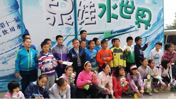 泉娃工业游,持续进行中,4月20日上午,历下区实验小学的学生们在家长的带领下,来到济南泉娃饮用水厂,参观学习。 参观前,泉娃水厂副厂长张涛首先给同学们做了酸碱度PH值实验,让同学们对饮用水有了初步了解,分清纯净水与天然水的区别,有趣的实验激发了同学们对于神秘的桶装水生产线的兴趣,为接下来在参观做了良好的铺垫,参观过程中工作人员向同学们详细讲解了桶装水水处理、灌装等各个生产流程,让孩子们真正了解桶装水的生产过程。 参观结束后,学生家长纷纷表示,此次泉娃之旅不仅让孩子们增长了课外知识,就连我们家长也是受