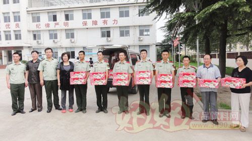 2010年"八一"建军节前夕,朱老大公司走访慰问驻地部队