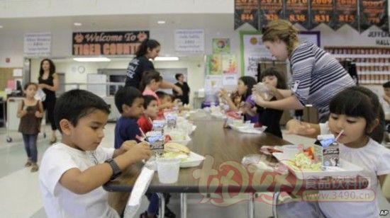 在加利福尼亚州桑厄，参加杰斐逊小学暑期项目的孩子们在学校吃午餐