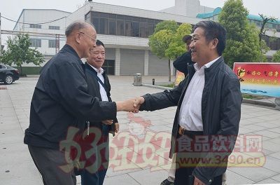 《参考消息》原副总编辑李毅臻来南街村调研