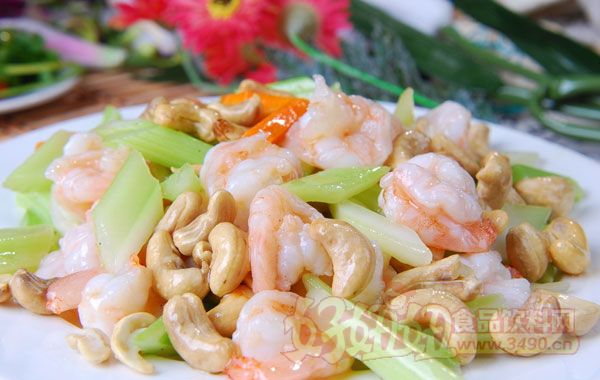 用料主料 腰果50克 虾仁250克 黄瓜100克 胡萝卜50克辅料 葱少许 盐