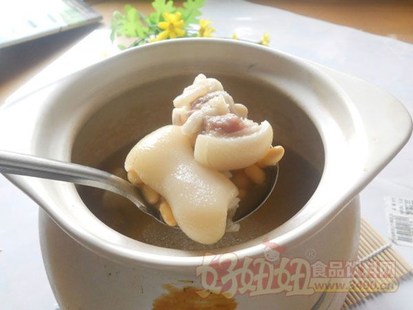丰胸美食黄豆炖猪蹄汤的做法