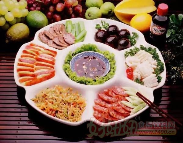 高盐食物。盐中钠离子会损伤血管上皮细胞,影响脑部血液供应,从而使脑细胞缺氧,长期高盐膳食则会影响孩子大脑发育。中国居民膳食指南建议,6~12月龄婴儿添加无盐辅食,1~3岁幼儿食物可单独加工,清淡为主,不应过咸。妈咪为宝贝制作辅食时除了少放盐以外,还要少放含有钠的其它调味料,例如酱油、蚝油、鸡精、味精等。 富含反式脂肪酸的食物。反式脂肪酸可干扰必需脂肪酸的代谢,抑制长链多不饱和脂肪酸的合成,对中枢神经发育产生不利影响。正因为反式脂肪酸的危害,国家标准《婴儿配方食品》和《较大婴儿和幼儿配方食品》明确规定,不