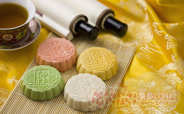 月饼吃多了会怎样 月饼普遍含糖量高,加入了较多的脂保持口感,制作程序又多有煎炸烘烤,是高糖、高热、高脂的三高食品。而小孩的胃肠器官较为娇嫩,食用过量月饼会加重胃肠负担,引起腹部胀闷、轻微腹泻、恶心呕吐,甚至出现食欲下降、头晕等症状。 月饼属于高糖、高脂食品,以下一些患者应慎食。