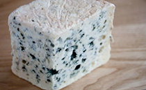 蓝纹乳酪的正确食用方式？
