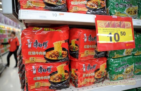 近年来,在靠产品驱动的饮料行业康师傅传统产品趋于老化,新品销售低迷